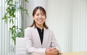 足立区対応の障害年金専門社労士・神尾愛（えがお）。上野・錦糸町の相談会場にて笑顔で対応