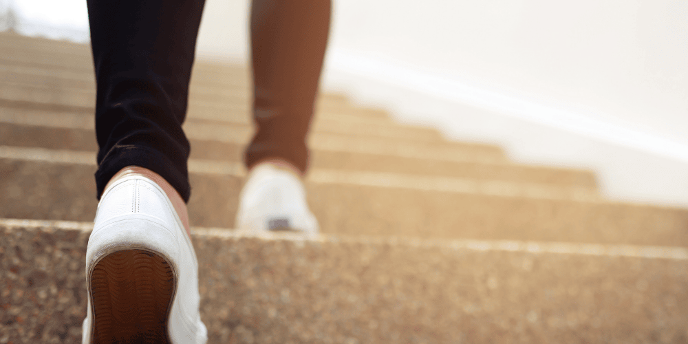 障害年金の額改定請求で等級が上がり、生活が向上するイメージ