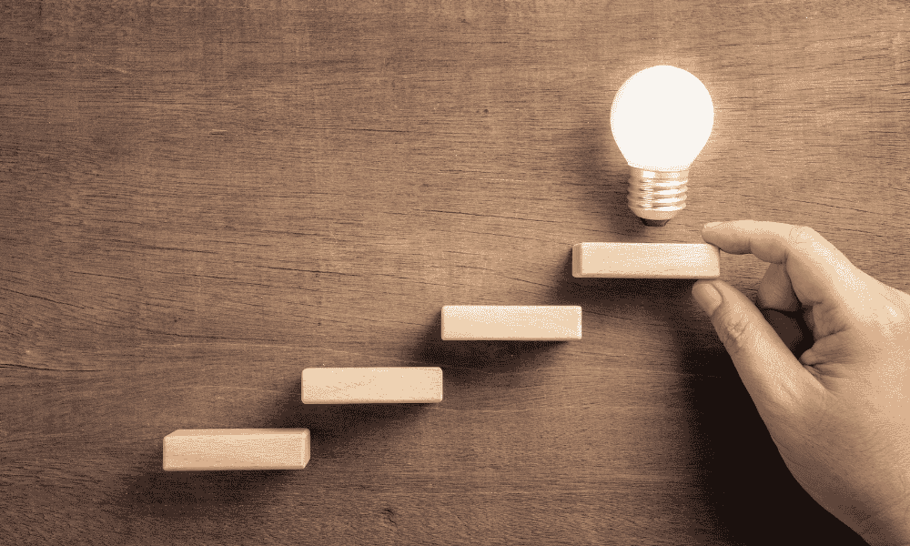 日本の公的年金制度の「2階建て」の仕組みを、積み木と電球で表現した図