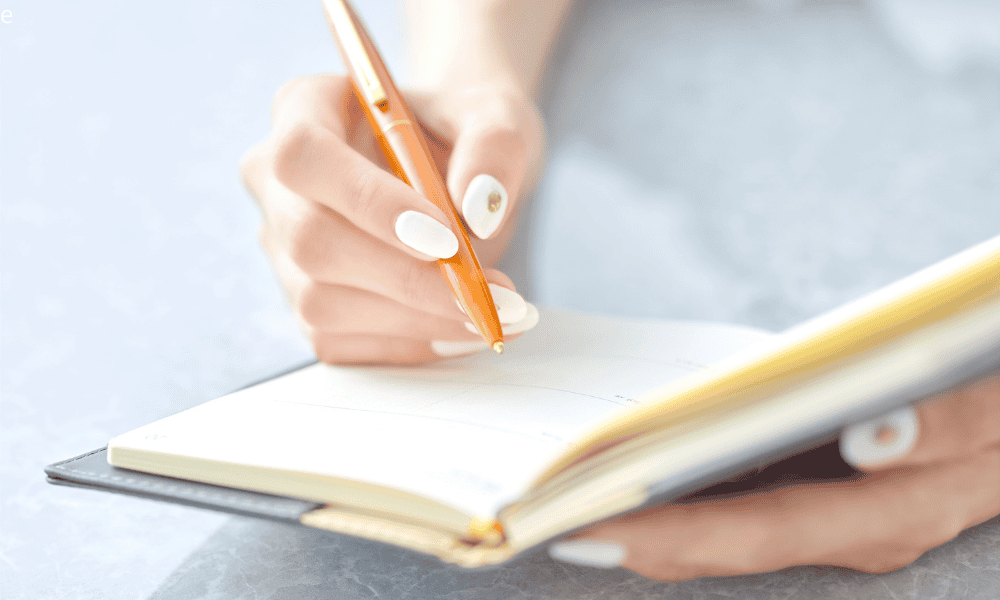 障害年金の申請書類を丁寧に記入し、準備している手元のイメージ