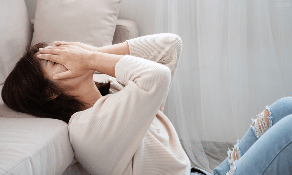 障害年金の不支給決定通知を見て不安を抱える女性